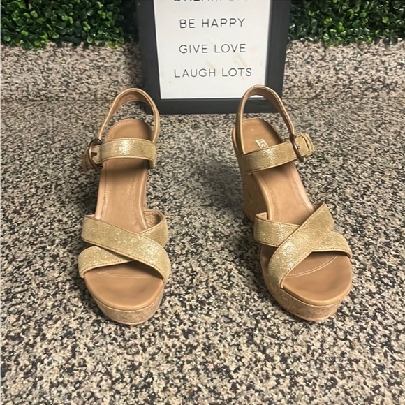 Ladies Gold Metallic UGG WEDGES SANDALS - Picture 2 of 8